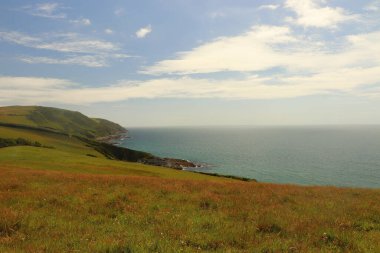 Kayaların üzerindeki bulutlar ve Cornish kıyılarındaki su