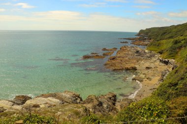 Kayaların üzerindeki bulutlar ve Cornish kıyılarındaki su