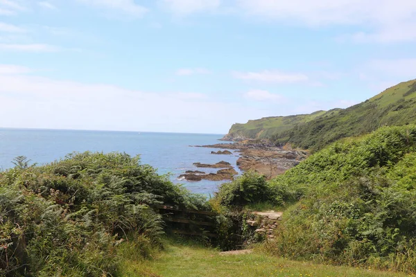 Felhők Sziklák Felett Víz Cornish Partjainál — Stock Fotó