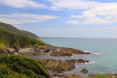 Kayaların üzerindeki bulutlar ve Cornish kıyılarındaki su