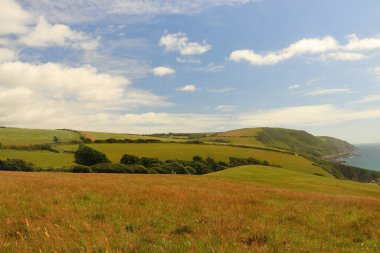 Kayaların üzerindeki bulutlar ve Cornish kıyılarındaki su