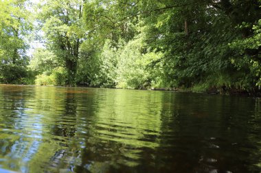 Cornwall 'daki Restormal Kalesi' nin etrafındaki akarsular