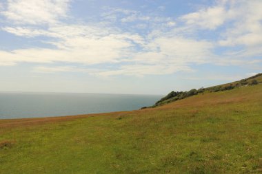 Kayaların üzerindeki bulutlar ve Cornish kıyılarındaki su