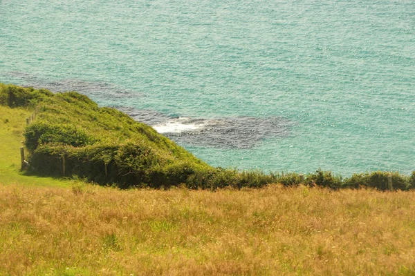 코니쉬 해안의 바위와 — 스톡 사진