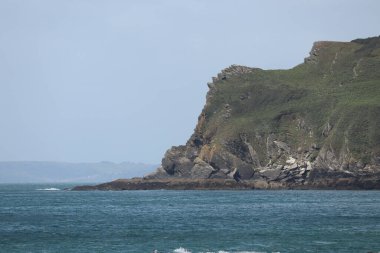 Kayaların üzerindeki bulutlar ve Cornish kıyılarındaki su