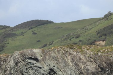 Kayaların üzerindeki bulutlar ve Cornish kıyılarındaki su