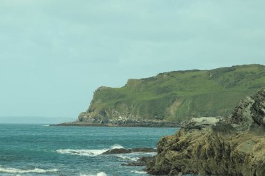 Kayaların üzerindeki bulutlar ve Cornish kıyılarındaki su