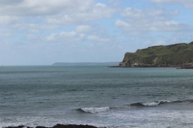 Kayaların üzerindeki bulutlar ve Cornish kıyılarındaki su