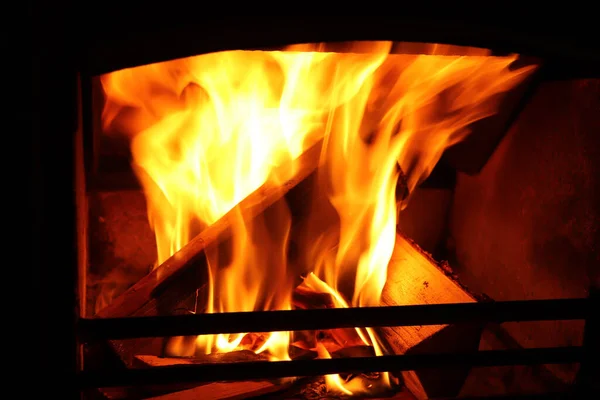 Kışın Fırında Parlak Bir Ateş Yanıyor — Stok fotoğraf