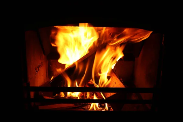 冬の炉で明るい燃焼火災 — ストック写真