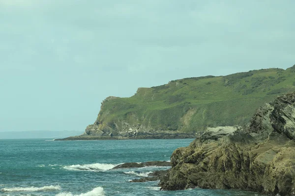 Kayaların üzerindeki bulutlar ve Cornish kıyılarındaki su