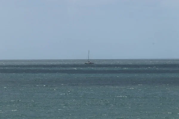 Barca Vela Cavalcando Onde Mozze Largo Della Costa Cornica — Foto Stock