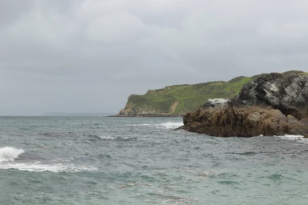 Nubes Sobre Las Rocas Agua Frente Costa Cornualles — Foto de Stock