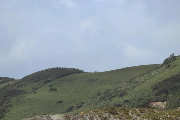 Nuvens Sobre Rochas Água Costa Cornualha — Fotografia de Stock