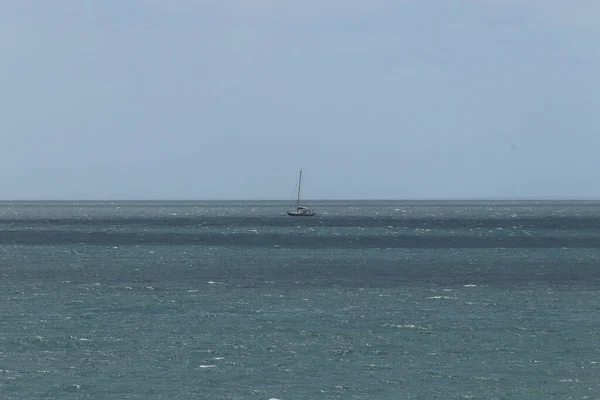 Barca Vela Cavalcando Onde Mozze Largo Della Costa Cornica — Foto Stock