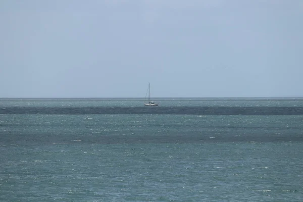 Barca Vela Cavalcando Onde Mozze Largo Della Costa Cornica — Foto Stock