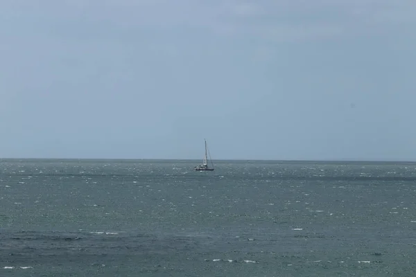 Barca Vela Cavalcando Onde Mozze Largo Della Costa Cornica — Foto Stock