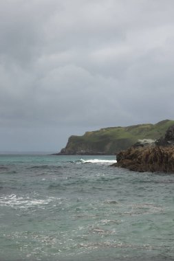 Kayaların üzerindeki bulutlar ve Cornish kıyılarındaki su