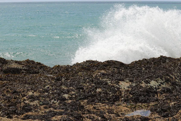Stürmische Wellen Krachen Gegen Die Lansallos Felsen — Stockfoto