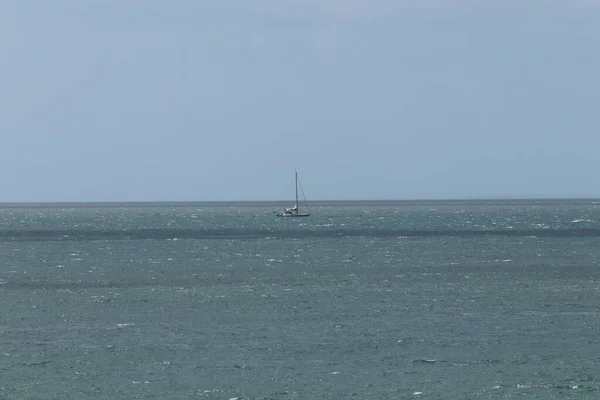 Barca Vela Cavalcando Onde Mozze Largo Della Costa Cornica — Foto Stock