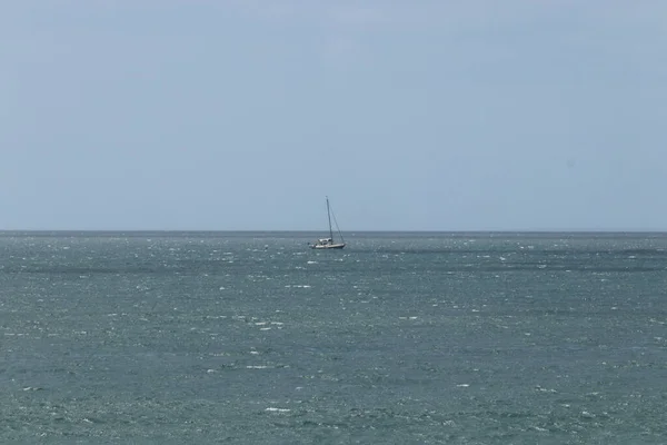 Barca Vela Cavalcando Onde Mozze Largo Della Costa Cornica — Foto Stock