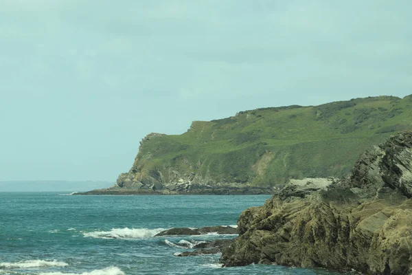 코니쉬 해안의 바위와 — 스톡 사진