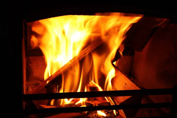 Φωτιά Καίει Φωτεινά Ένα Φούρνο Χειμώνα — Φωτογραφία Αρχείου