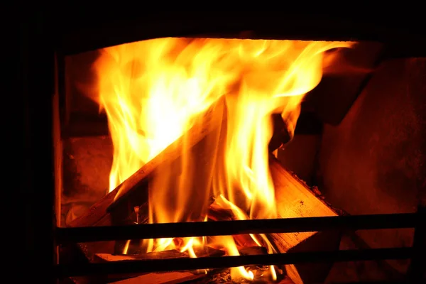 Ogień Płonie Jasno Piecu Zimą — Zdjęcie stockowe