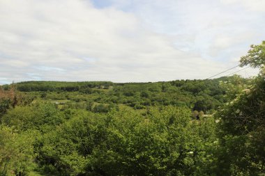 Tepeler ve vadiler boyunca panoramik manzara