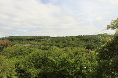 Tepeler ve vadiler boyunca panoramik manzara