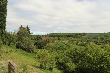 Tepeler ve vadiler boyunca panoramik manzara