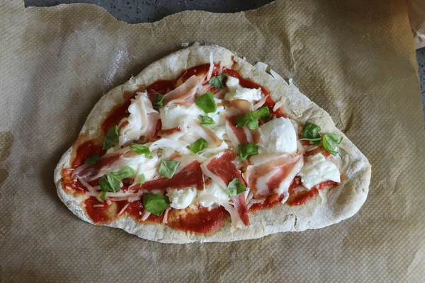 Rustikální Kyselé Těsto Pizza Připravena Pro Troubu — Stock fotografie