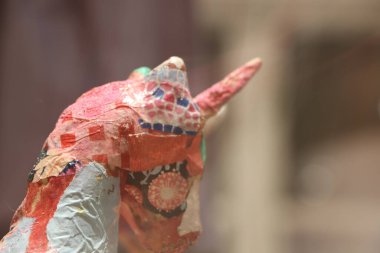 Oturma odasında dik duran boyalı tek boynuzlu at.