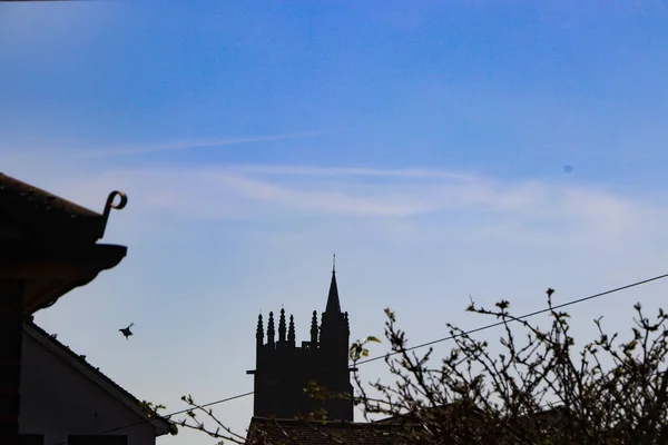 Wieża Kościoła Wszystkich Świętych Hertford Wielka Brytania Jasnym Błękitnym Niebem — Zdjęcie stockowe