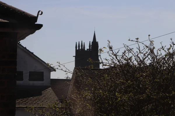 英国赫特福德的万圣教堂塔楼 后面是蔚蓝的天空 — 图库照片