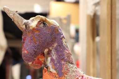 Oturma odasında dik duran boyalı tek boynuzlu at.