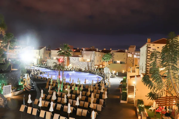 Bir Tenerife tatil köyündeki yüzme havuzlarında gece vakti.