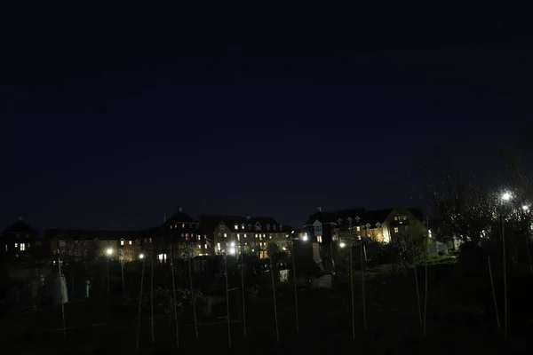 Cielo Nocturno Jardín Iluminados Con Luces Halógenas Solares —  Fotos de Stock