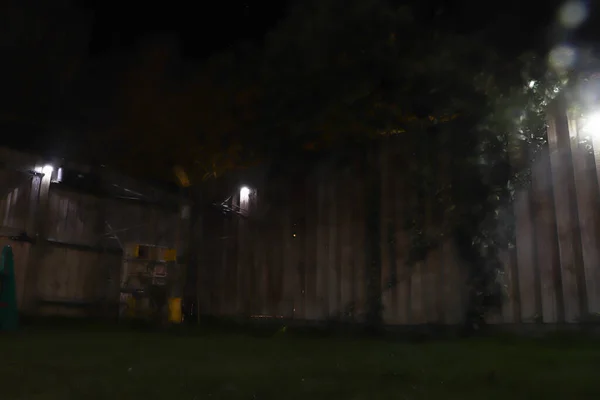Nacht Hemel Tuin Verlicht Met Halogeen Zonlicht — Stockfoto