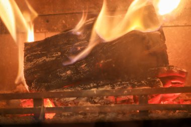 Açık ateşte odun yakmak