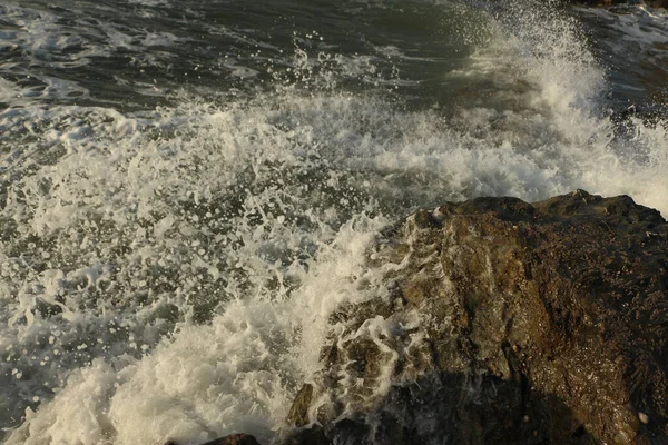 Атлантические Волны Пронизывающие Залив Карлион Смывают Песок Пляжа Резко Врезаются — стоковое фото