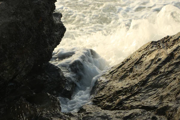 Ondas Atlânticas Varrendo Baía Carlyon Lavando Areia Praia Batendo Sobre — Fotografia de Stock