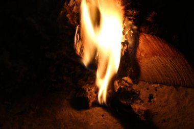 Akşamları yavaş yavaş yok olan bir İngiliz otelindeki sıcak ve kuru odun yangını..