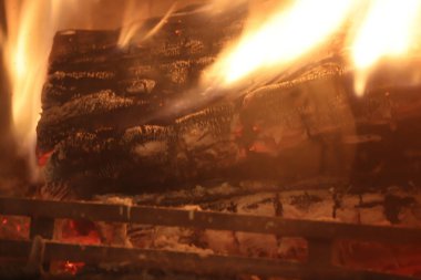 Açık ateşte odun yakmak