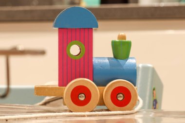 Oyuncak tren masanın üstünde oturuyor.