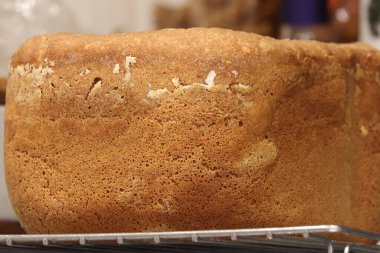 Mutfakta taze pişmiş ekmek var.