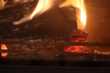 Açık ateşte odun yakmak