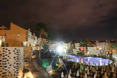 Bir Tenerife tatil köyündeki yüzme havuzlarında gece vakti.