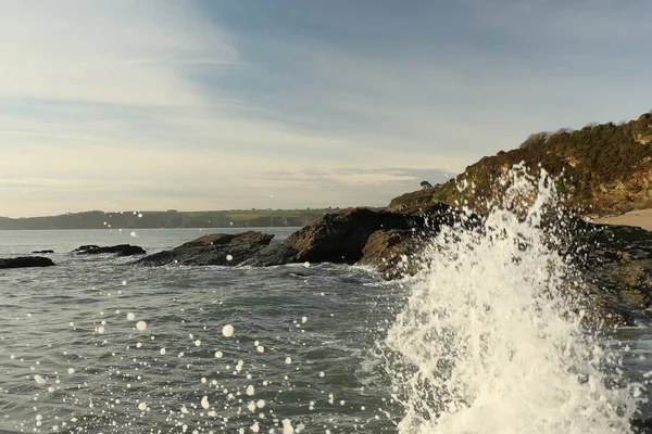 Ondas Atlánticas Barriendo Bahía Carlyon Lavando Arena Playa Estrellándose Sobre — Foto de Stock