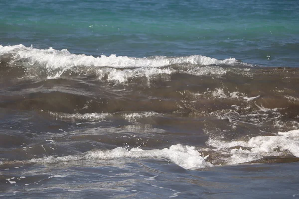 Wellen Krachen Über Den Schwarzen Sand Und Felsen Einem Strand — Stockfoto